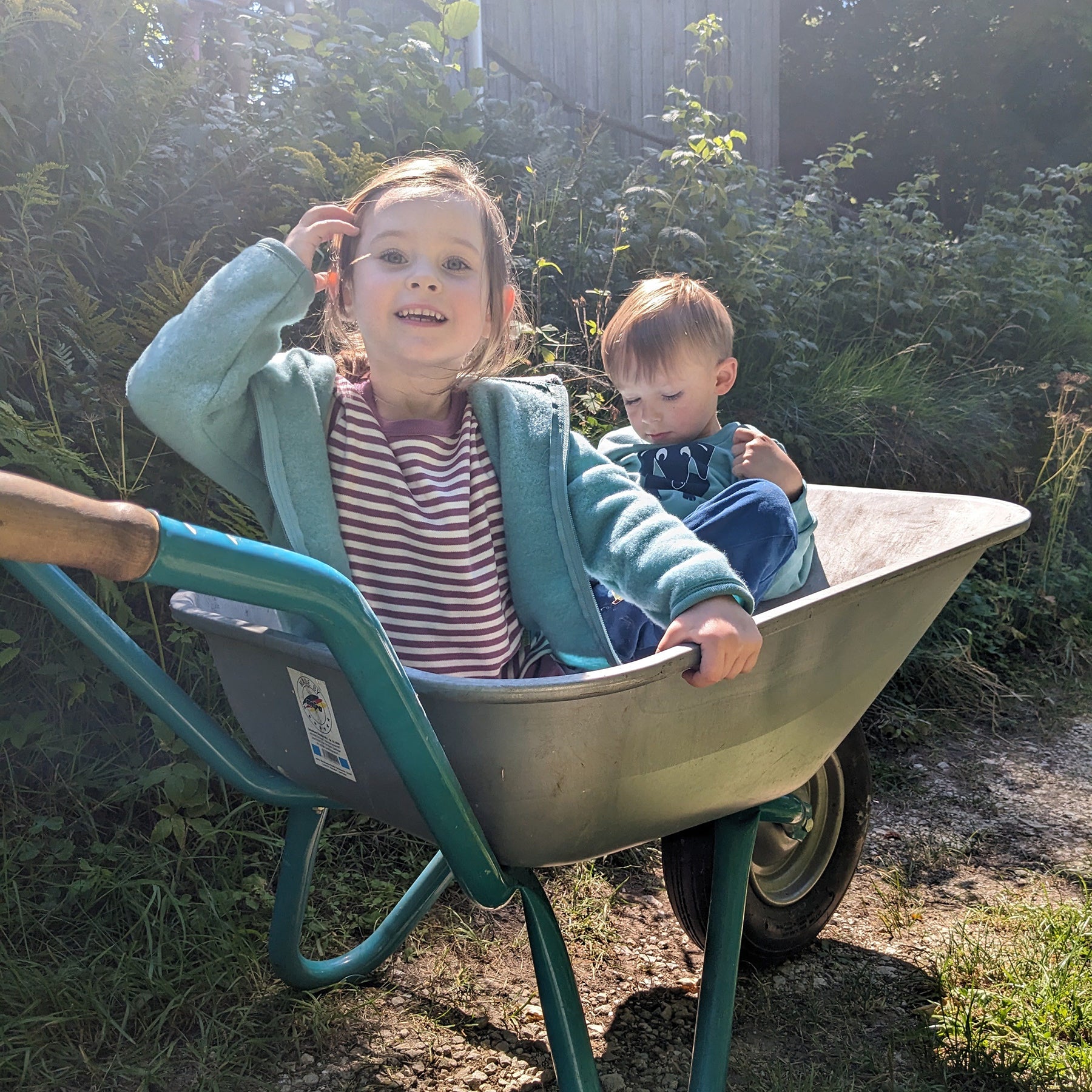 Kinder in Fleeckleidung aus Wolle und Baumwolle