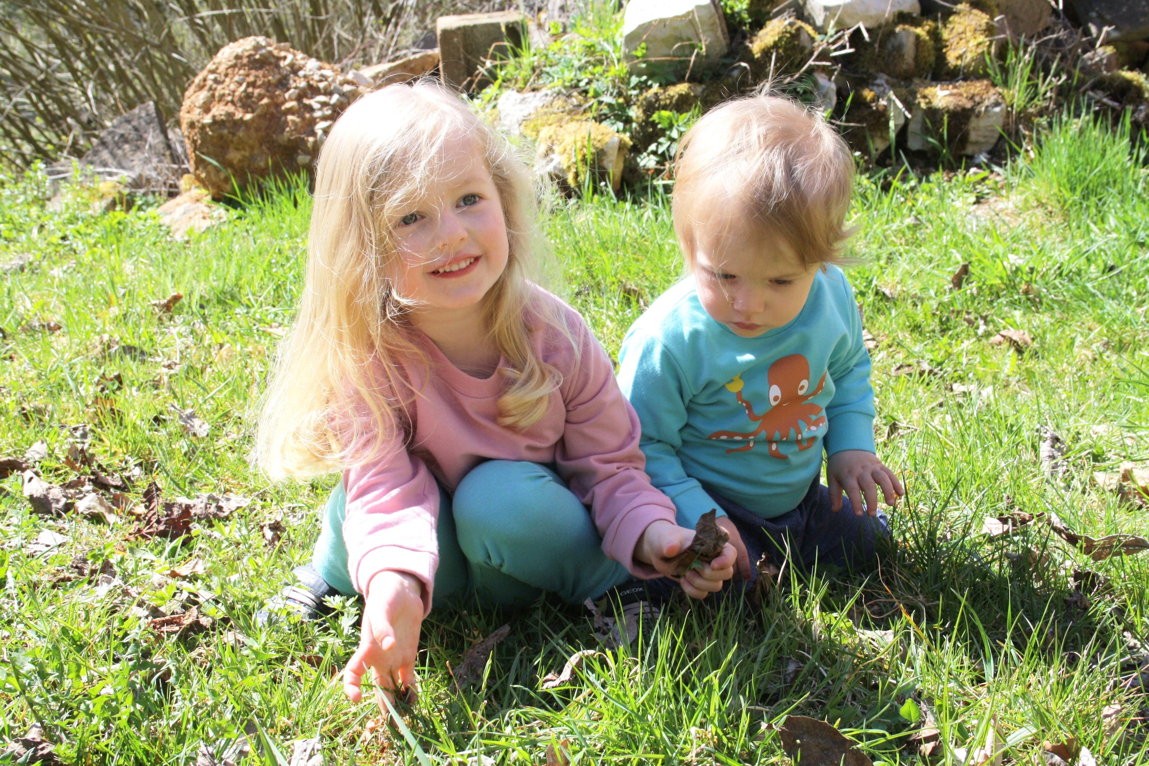 Kinder in GOTS zertifizierten Shirts beim Spielen